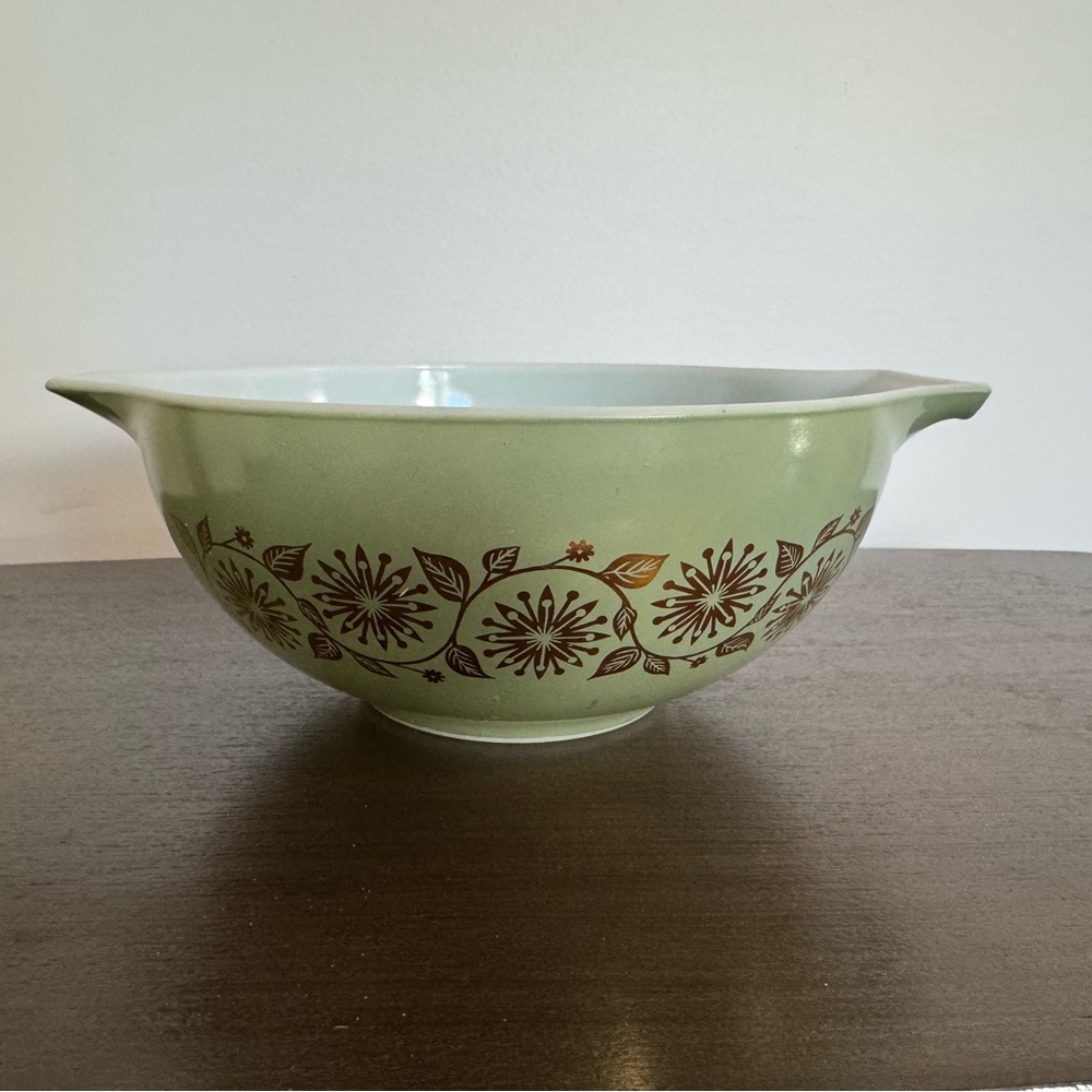 Vintage Pyrex Green Medallion 443 Cinderella (2.5 qt)